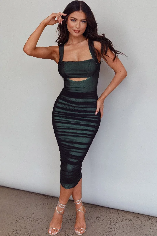 Midi dresses with printed lining for a hidden and stylish detail Move Maker Cut-Out Ruched Midi Dress Green/Black Midi dresses with printed lining for a hidden and stylish detail Move Maker Cut-Out Ruched Midi Dress Green/Black