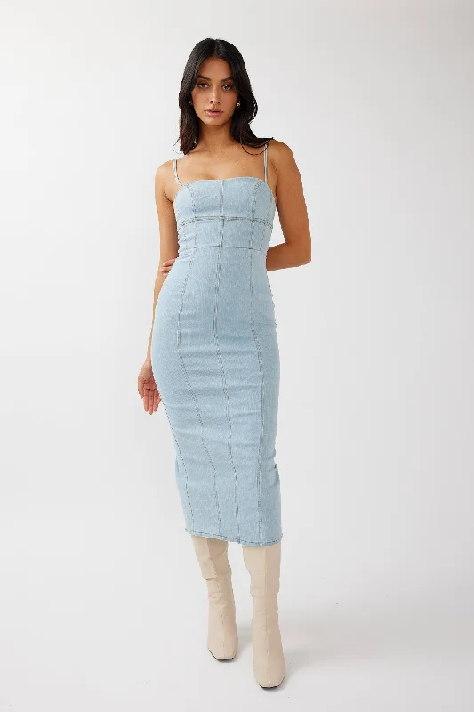 Midi dresses with pleated skirts for a timeless and elegant appeal Lenni Denim Midi Dress Light Blue Midi dresses with pleated skirts for a timeless and elegant appeal Lenni Denim Midi Dress Light Blue