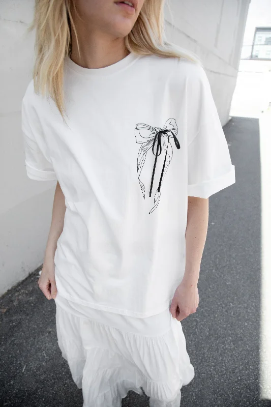 boyfriend style women cardigan for a relaxed fitOVERSIZED T-SHIRT WITH BOW GRAPHIC
