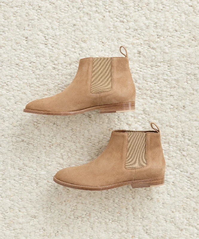 Knee - Length Women's Wool Blend Sweater Dresses in Neutral ColorsSuede Chelsea Boot Knee - Length Women's Wool Blend Sweater Dresses in Neutral ColorsSuede Chelsea Boot