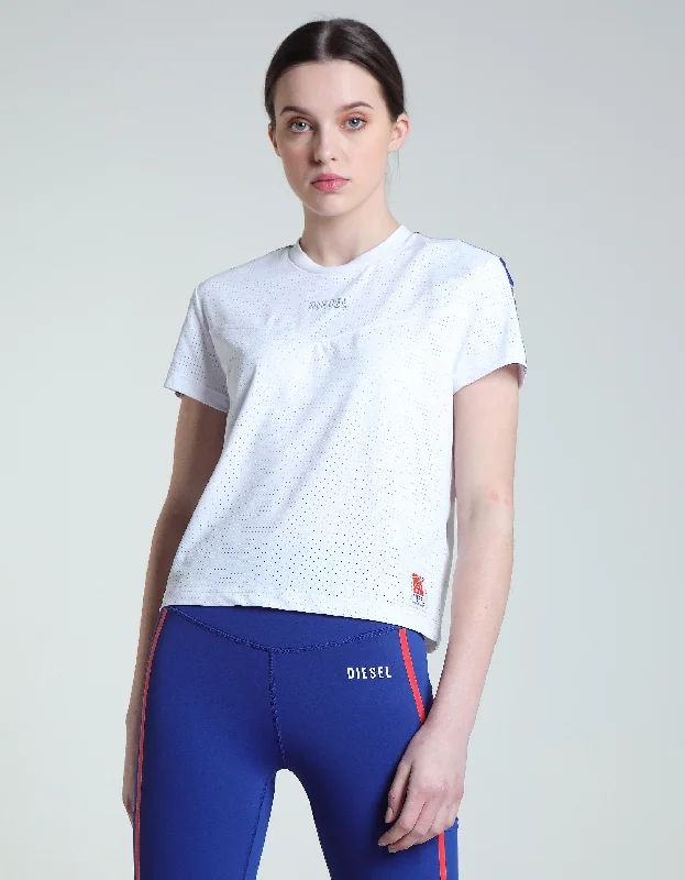 Distressed Women T Shirt with a Laid - Back AestheticDee Tee White