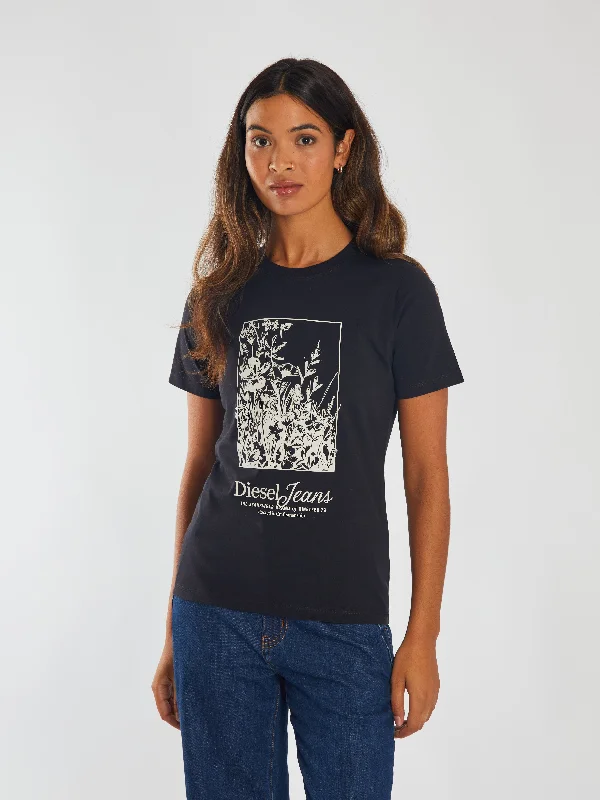 Distressed Women T Shirt with a Laid - Back AestheticMoyna Tee Black