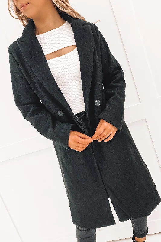 Women's cropped down jackets in bold colors for a sporty and fashionable winter outfitLogan Coat Black Women's cropped down jackets in bold colors for a sporty and fashionable winter outfitLogan Coat Black