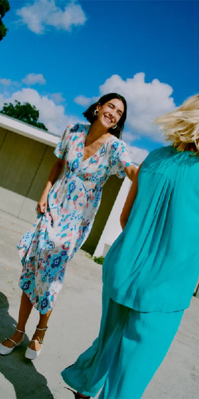 Little Black Women Dress with Sequins for a Glamorous Night Out Little Black Women Dress with Sequins for a Glamorous Night Out B.Young Lightweight V-neck Dress, aqua aztec Little Black Women Dress with Sequins for a Glamorous Night Out Little Black Women Dress with Sequins for a Glamorous Night Out B.Young Lightweight V-neck Dress, aqua aztec