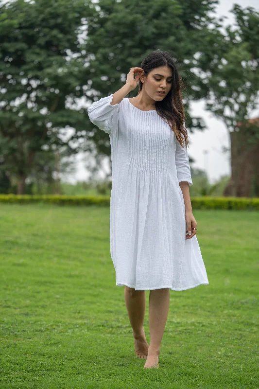 Halter Neck Women Dress to Show Off the Shoulders and Neckline Halter Neck Women Dress to Show Off the Shoulders and Neckline Saavni Dress Halter Neck Women Dress to Show Off the Shoulders and Neckline Halter Neck Women Dress to Show Off the Shoulders and Neckline Saavni Dress