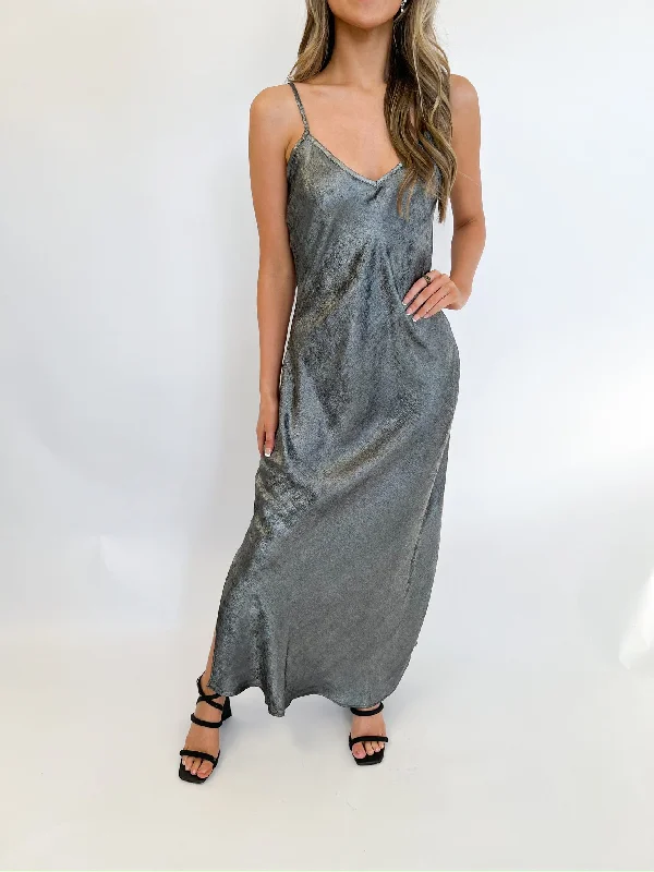 Ruffled Women Dress with Multiple Layers for a Playful and Girly Style Ruffled Women Dress with Multiple Layers for a Playful and Girly Style Silver Foil Maxi Dress
