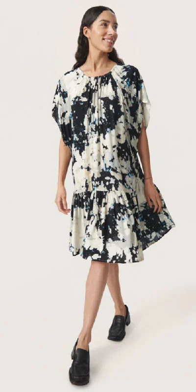 Maxi Women Dress with Floral Print for a Bohemian Vibe Maxi Women Dress with Floral Print for a Bohemian Vibe Soaked in Luxury Indigo Trapeze Dress Maxi Women Dress with Floral Print for a Bohemian Vibe Maxi Women Dress with Floral Print for a Bohemian Vibe Soaked in Luxury Indigo Trapeze Dress