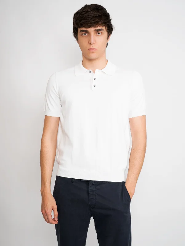 Polo shirt with a detachable hood for added versatilityPolo in Maglia Bianco